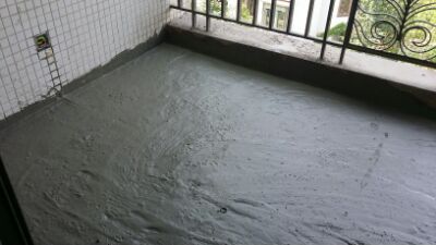 給看哈鋪磚進(jìn)度，陽臺鋪了三個(gè)，客廳餐廳鋪完，門檻石沒鋪，踢腳線鋪了部分。廚衛(wèi)閉水實(shí)驗(yàn)中。下周一可以鋪廚衛(wèi)了。