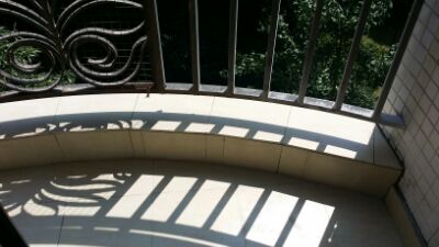 給看哈鋪磚進(jìn)度，陽臺鋪了三個(gè)，客廳餐廳鋪完，門檻石沒鋪，踢腳線鋪了部分。廚衛(wèi)閉水實(shí)驗(yàn)中。下周一可以鋪廚衛(wèi)了。