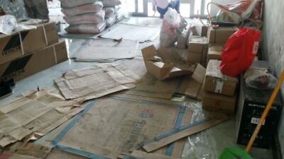 給看哈鋪磚進(jìn)度，陽臺鋪了三個(gè)，客廳餐廳鋪完，門檻石沒鋪，踢腳線鋪了部分。廚衛(wèi)閉水實(shí)驗(yàn)中。下周一可以鋪廚衛(wèi)了。