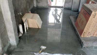 給看哈鋪磚進(jìn)度，陽臺鋪了三個(gè)，客廳餐廳鋪完，門檻石沒鋪，踢腳線鋪了部分。廚衛(wèi)閉水實(shí)驗(yàn)中。下周一可以鋪廚衛(wèi)了。