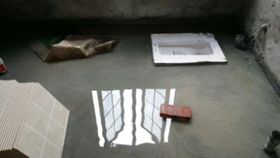 給看哈鋪磚進(jìn)度，陽臺鋪了三個(gè)，客廳餐廳鋪完，門檻石沒鋪，踢腳線鋪了部分。廚衛(wèi)閉水實(shí)驗(yàn)中。下周一可以鋪廚衛(wèi)了。