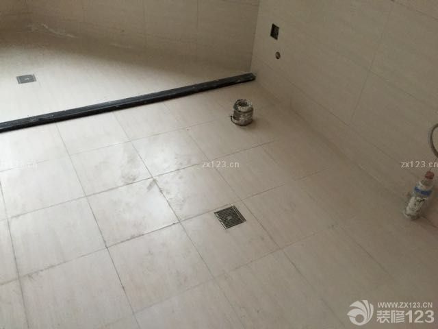 瓷磚完工，等吊頂進(jìn)場。