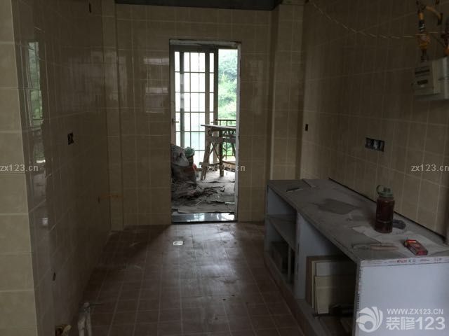 瓷磚完工，等吊頂進(jìn)場。