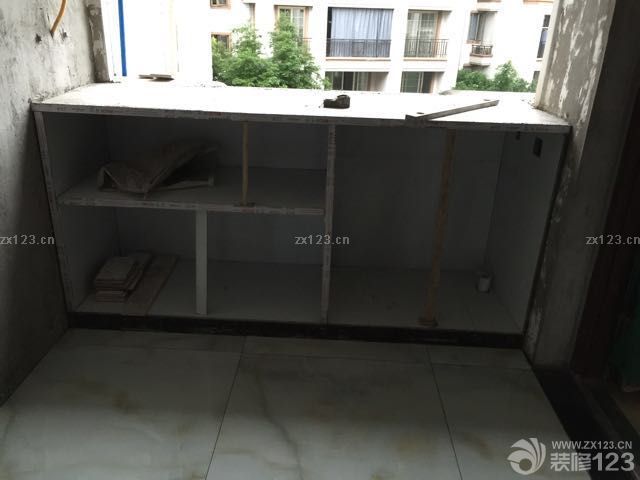 瓷磚完工，等吊頂進(jìn)場。