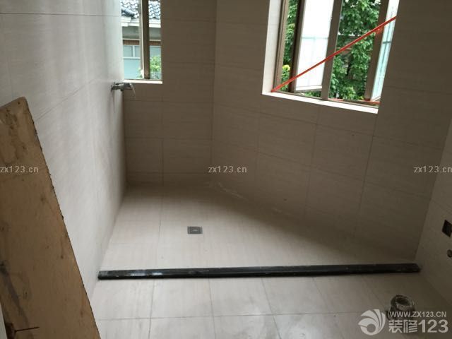 瓷磚完工，等吊頂進(jìn)場。