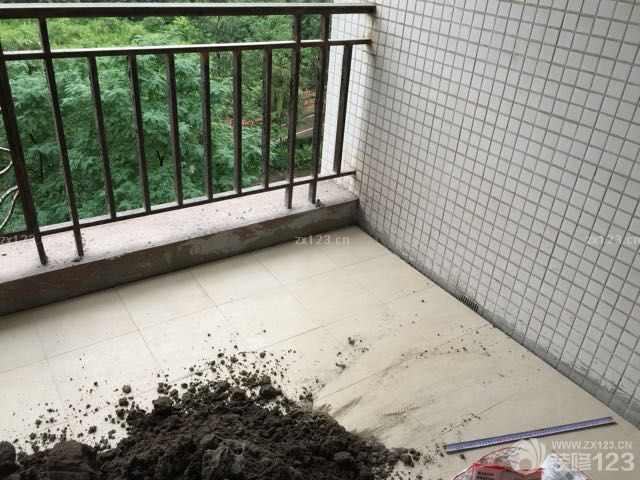 瓷磚完工，等吊頂進(jìn)場。