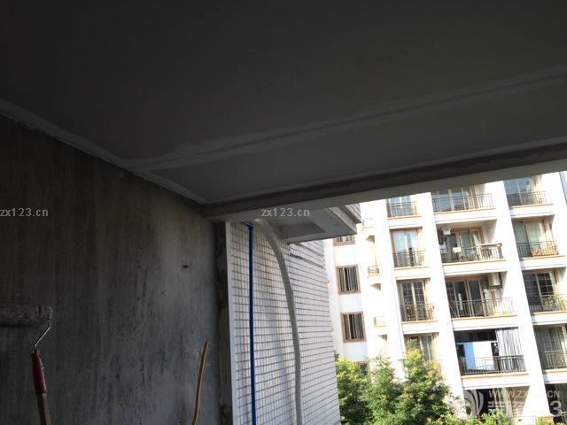 今天去看了，木工做完了吊頂，漆工進(jìn)場了。