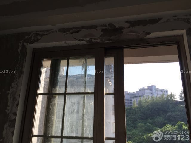 今天去看了，木工做完了吊頂，漆工進(jìn)場了。