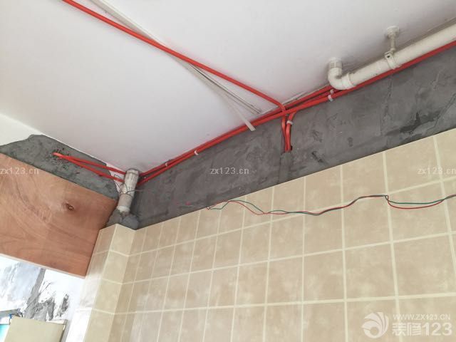 今天去看了，木工做完了吊頂，漆工進(jìn)場了。