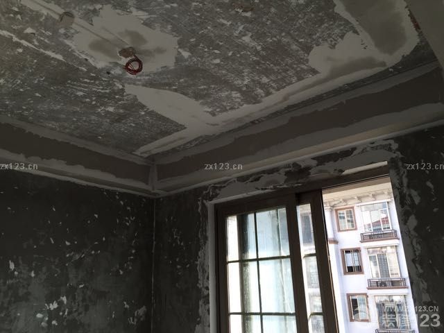 今天去看了，木工做完了吊頂，漆工進(jìn)場了。