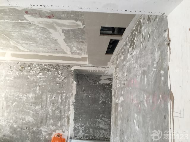 今天去看了，木工做完了吊頂，漆工進(jìn)場了。