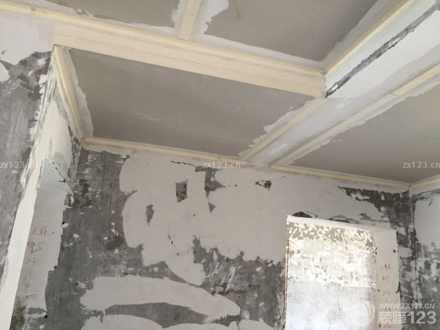 漆工正在做，需要先貼牛皮紙，刷三遍膩?zhàn)?，再三遍漆? data-jieduan=