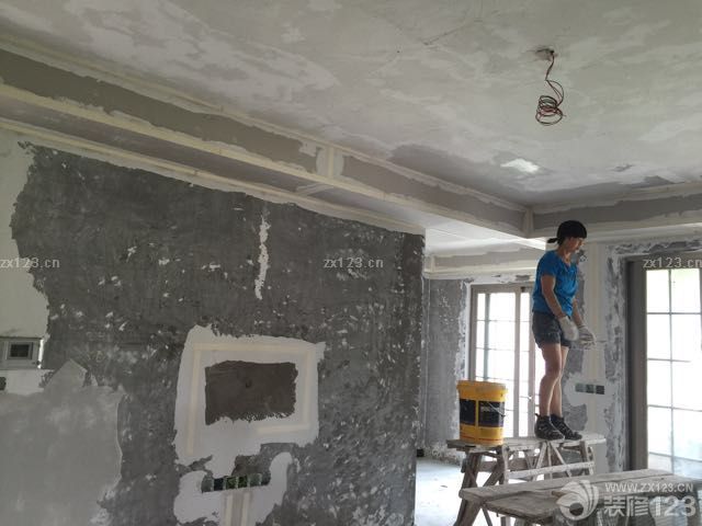 漆工正在做，需要先貼牛皮紙，刷三遍膩?zhàn)樱偃槠帷? data-jieduan=