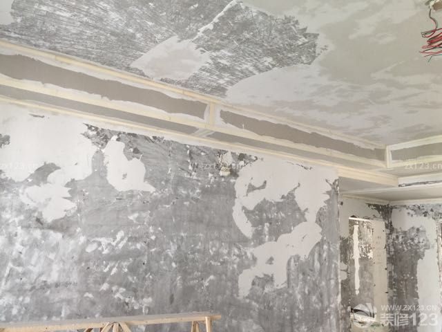 漆工正在做，需要先貼牛皮紙，刷三遍膩?zhàn)?，再三遍漆? data-jieduan=