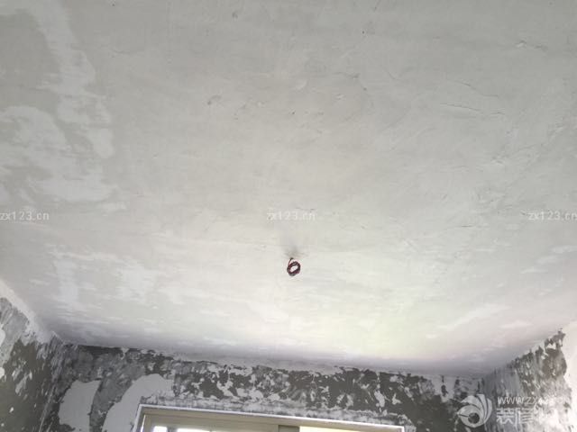 漆工正在做，需要先貼牛皮紙，刷三遍膩?zhàn)?，再三遍漆? data-jieduan=