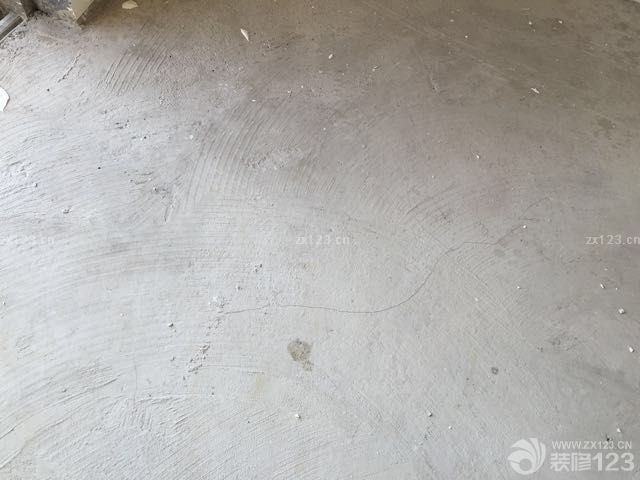 第一遍膩?zhàn)铀⒑昧耍€要刷好幾次啊，慢。鋪木地板的地坪出現(xiàn)裂縫，問題來了。其中有大裂縫的地方敲著有空鼓，需要裝修公司處理。