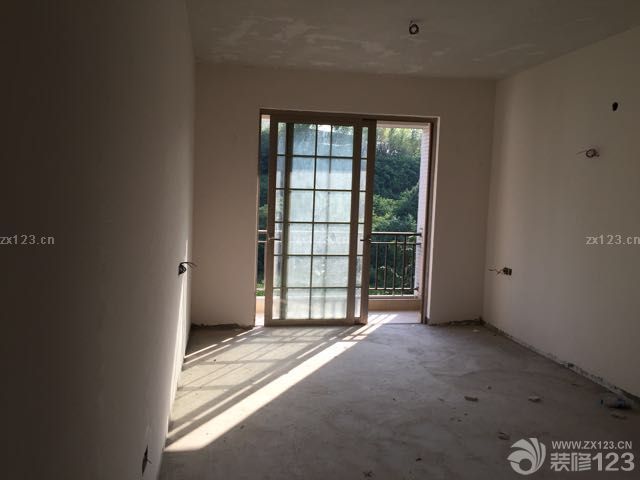 第一遍膩?zhàn)铀⒑昧?，還要刷好幾次啊，慢。鋪木地板的地坪出現(xiàn)裂縫，問題來了。其中有大裂縫的地方敲著有空鼓，需要裝修公司處理。