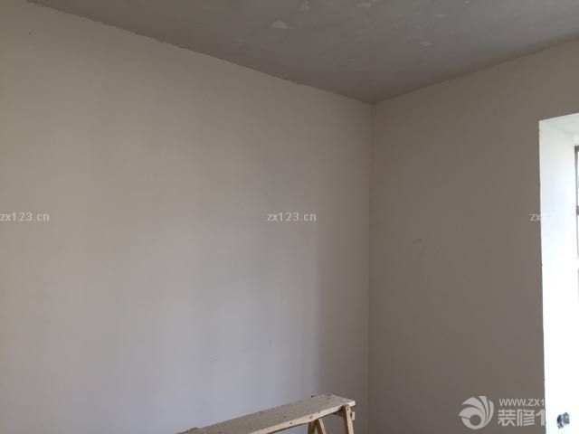 第一遍膩?zhàn)铀⒑昧?，還要刷好幾次啊，慢。鋪木地板的地坪出現(xiàn)裂縫，問題來了。其中有大裂縫的地方敲著有空鼓，需要裝修公司處理。