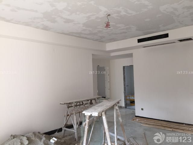 第一遍膩?zhàn)铀⒑昧耍€要刷好幾次啊，慢。鋪木地板的地坪出現(xiàn)裂縫，問題來了。其中有大裂縫的地方敲著有空鼓，需要裝修公司處理。