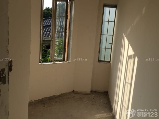 第一遍膩?zhàn)铀⒑昧耍€要刷好幾次啊，慢。鋪木地板的地坪出現(xiàn)裂縫，問題來了。其中有大裂縫的地方敲著有空鼓，需要裝修公司處理。