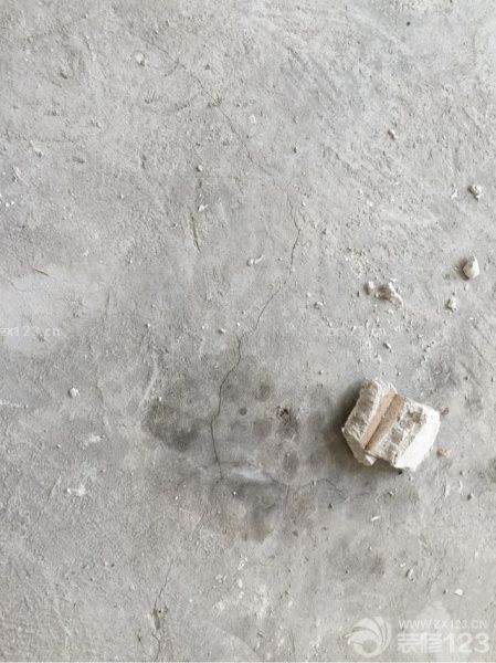 第一遍膩?zhàn)铀⒑昧?，還要刷好幾次啊，慢。鋪木地板的地坪出現(xiàn)裂縫，問題來了。其中有大裂縫的地方敲著有空鼓，需要裝修公司處理。