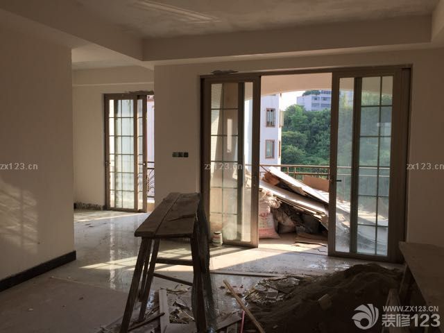 第一遍膩?zhàn)铀⒑昧耍€要刷好幾次啊，慢。鋪木地板的地坪出現(xiàn)裂縫，問題來了。其中有大裂縫的地方敲著有空鼓，需要裝修公司處理。