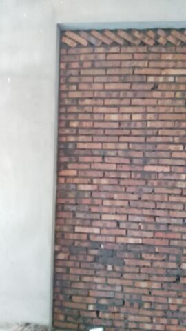 正式開始了沒一周，也就兩三天墻就起來了，于是去了三回，看到小臥室墻面有個凹槽，覺得怪別扭，和王哥聯(lián)系，這一聯(lián)系就是停不了了。王哥本來說第二天親自和我們說利弊，但中午吃飯越來越覺得別扭難看，加上老公媽媽也覺得別扭，于是在我們倆個的一再討論中，下午又去了趟，當(dāng)即打了十來個電話，最終也不聽利弊了，直接讓他找平，次日不放心又去看了下，中終于滿意了，心想他說的一共十公分的墻找平就變小變暗了也沒覺得呀，頂多后面門安裝上不能關(guān)到里面而是直角九十度，那也沒多大影響嗎，總比一直覺得怪好，哪怕后期做裝飾，也覺得，沒見過誰家墻壁還有斷層！<br>