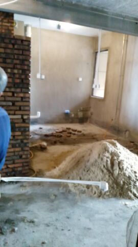 本來打算自己裝修的，因為這兒的物價太高了，動輒二十萬沒了，工薪階層哪里招架得?。咳思疫€要還房貸呢！前期四處參觀別人新家，年前喜盈門逛過了，人家都再問裝修到什么程度了，我心想還沒開始就不能根據(jù)喜好選風(fēng)格了？問得我最終自己也覺得好像真的開始太早了！年后到新裝修好的朋友家里，一家找散工自己裝80平最終花了14萬，還不包括冰箱洗衣機！（她單身時候剛買了一年的冰箱洗衣機沒舍得換）另外一家一百四十平除家電外全包給有家裝飾花了20萬，后期買家電床等用品又花了十來萬～于是直接選擇自己干，省點是點，要自己拿出三十幾萬，那不得頭破血流？？？