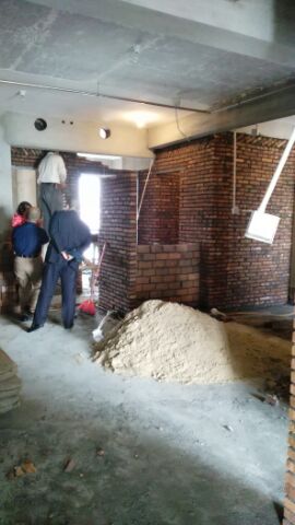 本來打算自己裝修的，因為這兒的物價太高了，動輒二十萬沒了，工薪階層哪里招架得住？人家還要還房貸呢！前期四處參觀別人新家，年前喜盈門逛過了，人家都再問裝修到什么程度了，我心想還沒開始就不能根據(jù)喜好選風(fēng)格了？問得我最終自己也覺得好像真的開始太早了！年后到新裝修好的朋友家里，一家找散工自己裝80平最終花了14萬，還不包括冰箱洗衣機！（她單身時候剛買了一年的冰箱洗衣機沒舍得換）另外一家一百四十平除家電外全包給有家裝飾花了20萬，后期買家電床等用品又花了十來萬～于是直接選擇自己干，省點是點，要自己拿出三十幾萬，那不得頭破血流？？？