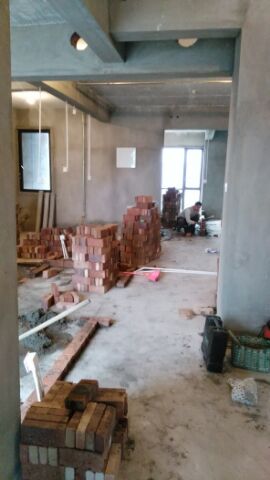 本來打算自己裝修的，因為這兒的物價太高了，動輒二十萬沒了，工薪階層哪里招架得住？人家還要還房貸呢！前期四處參觀別人新家，年前喜盈門逛過了，人家都再問裝修到什么程度了，我心想還沒開始就不能根據(jù)喜好選風(fēng)格了？問得我最終自己也覺得好像真的開始太早了！年后到新裝修好的朋友家里，一家找散工自己裝80平最終花了14萬，還不包括冰箱洗衣機！（她單身時候剛買了一年的冰箱洗衣機沒舍得換）另外一家一百四十平除家電外全包給有家裝飾花了20萬，后期買家電床等用品又花了十來萬～于是直接選擇自己干，省點是點，要自己拿出三十幾萬，那不得頭破血流？？？