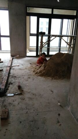 本來打算自己裝修的，因為這兒的物價太高了，動輒二十萬沒了，工薪階層哪里招架得?。咳思疫€要還房貸呢！前期四處參觀別人新家，年前喜盈門逛過了，人家都再問裝修到什么程度了，我心想還沒開始就不能根據(jù)喜好選風(fēng)格了？問得我最終自己也覺得好像真的開始太早了！年后到新裝修好的朋友家里，一家找散工自己裝80平最終花了14萬，還不包括冰箱洗衣機?。ㄋ龁紊頃r候剛買了一年的冰箱洗衣機沒舍得換）另外一家一百四十平除家電外全包給有家裝飾花了20萬，后期買家電床等用品又花了十來萬～于是直接選擇自己干，省點是點，要自己拿出三十幾萬，那不得頭破血流？？？