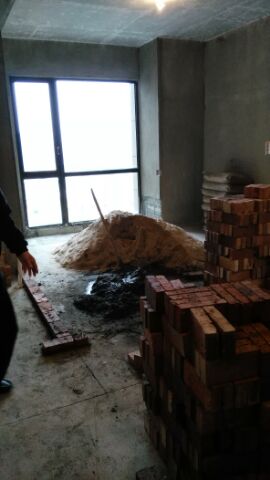 本來打算自己裝修的，因為這兒的物價太高了，動輒二十萬沒了，工薪階層哪里招架得?。咳思疫€要還房貸呢！前期四處參觀別人新家，年前喜盈門逛過了，人家都再問裝修到什么程度了，我心想還沒開始就不能根據(jù)喜好選風(fēng)格了？問得我最終自己也覺得好像真的開始太早了！年后到新裝修好的朋友家里，一家找散工自己裝80平最終花了14萬，還不包括冰箱洗衣機?。ㄋ龁紊頃r候剛買了一年的冰箱洗衣機沒舍得換）另外一家一百四十平除家電外全包給有家裝飾花了20萬，后期買家電床等用品又花了十來萬～于是直接選擇自己干，省點是點，要自己拿出三十幾萬，那不得頭破血流？？？