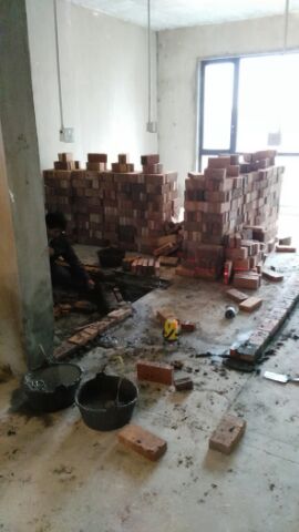 本來打算自己裝修的，因為這兒的物價太高了，動輒二十萬沒了，工薪階層哪里招架得住？人家還要還房貸呢！前期四處參觀別人新家，年前喜盈門逛過了，人家都再問裝修到什么程度了，我心想還沒開始就不能根據(jù)喜好選風(fēng)格了？問得我最終自己也覺得好像真的開始太早了！年后到新裝修好的朋友家里，一家找散工自己裝80平最終花了14萬，還不包括冰箱洗衣機?。ㄋ龁紊頃r候剛買了一年的冰箱洗衣機沒舍得換）另外一家一百四十平除家電外全包給有家裝飾花了20萬，后期買家電床等用品又花了十來萬～于是直接選擇自己干，省點是點，要自己拿出三十幾萬，那不得頭破血流？？？