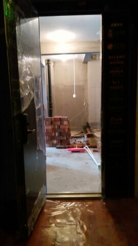 本來打算自己裝修的，因為這兒的物價太高了，動輒二十萬沒了，工薪階層哪里招架得住？人家還要還房貸呢！前期四處參觀別人新家，年前喜盈門逛過了，人家都再問裝修到什么程度了，我心想還沒開始就不能根據(jù)喜好選風(fēng)格了？問得我最終自己也覺得好像真的開始太早了！年后到新裝修好的朋友家里，一家找散工自己裝80平最終花了14萬，還不包括冰箱洗衣機?。ㄋ龁紊頃r候剛買了一年的冰箱洗衣機沒舍得換）另外一家一百四十平除家電外全包給有家裝飾花了20萬，后期買家電床等用品又花了十來萬～于是直接選擇自己干，省點是點，要自己拿出三十幾萬，那不得頭破血流？？？