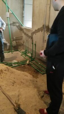 走管起來，多余的墻面也拆除干凈了。