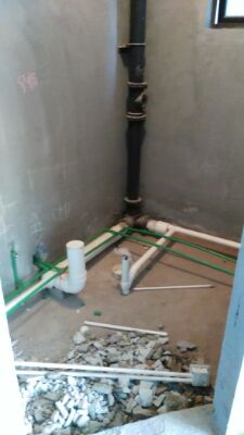 走管起來，多余的墻面也拆除干凈了。