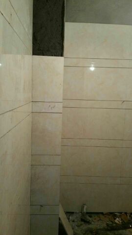 等瓷磚安空調(diào)，等樓下人出差回來檢查有無漏水，一下一周過去了，昨天終于開始貼瓷磚了，開買前糾結(jié)，裝修后感覺還可以，我就是這樣，有點算是杞人憂天吧。