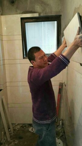 等瓷磚安空調(diào)，等樓下人出差回來檢查有無漏水，一下一周過去了，昨天終于開始貼瓷磚了，開買前糾結(jié)，裝修后感覺還可以，我就是這樣，有點算是杞人憂天吧。
