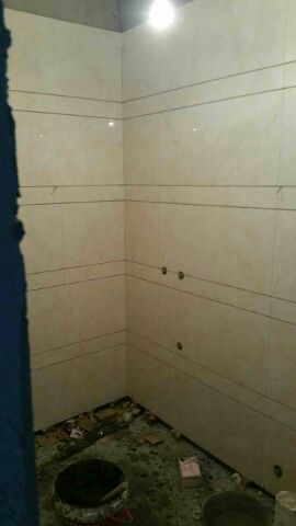 等瓷磚安空調(diào)，等樓下人出差回來檢查有無漏水，一下一周過去了，昨天終于開始貼瓷磚了，開買前糾結(jié)，裝修后感覺還可以，我就是這樣，有點算是杞人憂天吧。