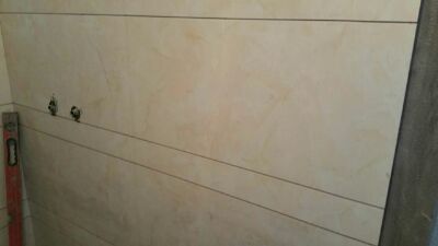 等瓷磚安空調(diào)，等樓下人出差回來檢查有無漏水，一下一周過去了，昨天終于開始貼瓷磚了，開買前糾結(jié)，裝修后感覺還可以，我就是這樣，有點算是杞人憂天吧。