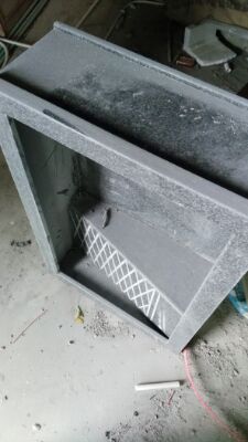 今天親自去看了看裝修進(jìn)度，貼了磚，瞬間感覺真的不一樣了，無論當(dāng)時怎么糾結(jié)，看到明晃晃的瓷磚漸漸組成了我的溫馨小家，那感覺別提多好了！老公都不止一次的表達(dá)他那份熾熱的感情了！雖然一開始最不喜歡這種難看普通的洗衣池，不過到了，用手擦擦，覺得可能后面用用，也還是會愛上的～ 