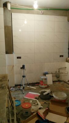 今天親自去看了看裝修進(jìn)度，貼了磚，瞬間感覺真的不一樣了，無論當(dāng)時怎么糾結(jié)，看到明晃晃的瓷磚漸漸組成了我的溫馨小家，那感覺別提多好了！老公都不止一次的表達(dá)他那份熾熱的感情了！雖然一開始最不喜歡這種難看普通的洗衣池，不過到了，用手擦擦，覺得可能后面用用，也還是會愛上的～ 