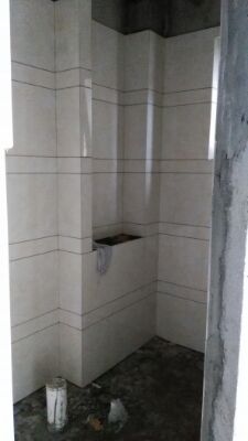 今天親自去看了看裝修進(jìn)度，貼了磚，瞬間感覺真的不一樣了，無論當(dāng)時怎么糾結(jié)，看到明晃晃的瓷磚漸漸組成了我的溫馨小家，那感覺別提多好了！老公都不止一次的表達(dá)他那份熾熱的感情了！雖然一開始最不喜歡這種難看普通的洗衣池，不過到了，用手擦擦，覺得可能后面用用，也還是會愛上的～ 