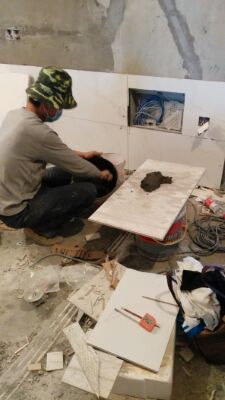 今天親自去看了看裝修進(jìn)度，貼了磚，瞬間感覺真的不一樣了，無論當(dāng)時怎么糾結(jié)，看到明晃晃的瓷磚漸漸組成了我的溫馨小家，那感覺別提多好了！老公都不止一次的表達(dá)他那份熾熱的感情了！雖然一開始最不喜歡這種難看普通的洗衣池，不過到了，用手擦擦，覺得可能后面用用，也還是會愛上的～ 