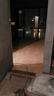 地板快鋪好了，效果還不錯，今天去選了飄窗人造板，淋浴房石板，還有復(fù)合實木門，裝修啊，錢啊～