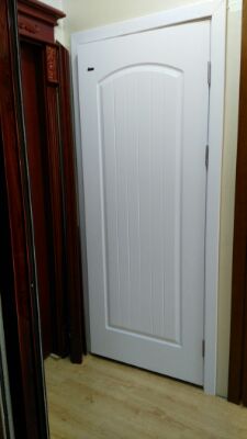 地板快鋪好了，效果還不錯，今天去選了飄窗人造板，淋浴房石板，還有復(fù)合實木門，裝修啊，錢啊～