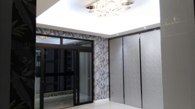 云很美，景色也很美，為期三個多月的裝修就要接近尾聲了，中間不乏有不滿意的地方，人做的東西，總不可能盡善盡美，這里壞些，那里錯些，總是有的！電話總是超標(biāo)，網(wǎng)絡(luò)也一直不夠，手機的壽命也為此耗損大半！但結(jié)果總歸是大致滿意的，而且，想到去這里居住了，心里覺得也會越住越喜歡了！期待家居的進(jìn)來～