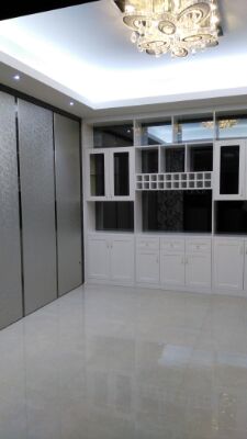 云很美，景色也很美，為期三個多月的裝修就要接近尾聲了，中間不乏有不滿意的地方，人做的東西，總不可能盡善盡美，這里壞些，那里錯些，總是有的！電話總是超標(biāo)，網(wǎng)絡(luò)也一直不夠，手機的壽命也為此耗損大半！但結(jié)果總歸是大致滿意的，而且，想到去這里居住了，心里覺得也會越住越喜歡了！期待家居的進(jìn)來～