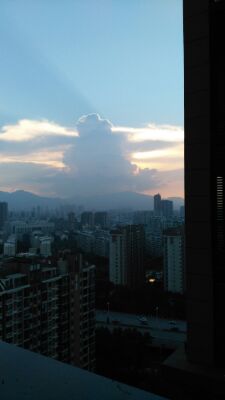 云很美，景色也很美，為期三個多月的裝修就要接近尾聲了，中間不乏有不滿意的地方，人做的東西，總不可能盡善盡美，這里壞些，那里錯些，總是有的！電話總是超標(biāo)，網(wǎng)絡(luò)也一直不夠，手機的壽命也為此耗損大半！但結(jié)果總歸是大致滿意的，而且，想到去這里居住了，心里覺得也會越住越喜歡了！期待家居的進(jìn)來～