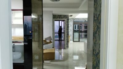 云很美，景色也很美，為期三個多月的裝修就要接近尾聲了，中間不乏有不滿意的地方，人做的東西，總不可能盡善盡美，這里壞些，那里錯些，總是有的！電話總是超標(biāo)，網(wǎng)絡(luò)也一直不夠，手機的壽命也為此耗損大半！但結(jié)果總歸是大致滿意的，而且，想到去這里居住了，心里覺得也會越住越喜歡了！期待家居的進(jìn)來～